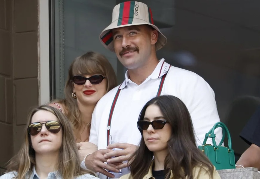 Fotografía de archivo de la cantante estadounidense Taylor Swift (atrás, i) y el jugador de fútbol americano profesional de los Kansas City Chiefs, Travis Kelce (atrás, d), en Nueva York (EE.UU.) EFE/ EPA/ John G. Mabanglo