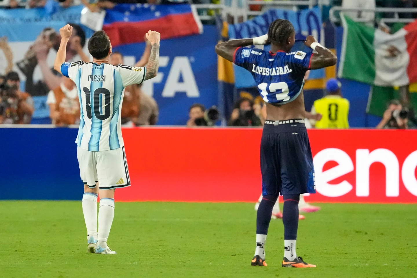 Messi celebra triunfo de Argentina