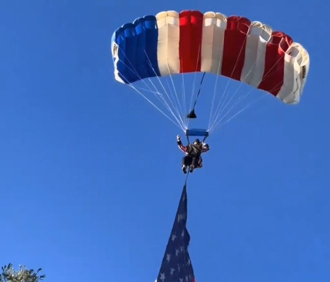 Un paracaidista sufre una espectacular caída durante la celebración del Día de la Independencia de EE.UU.