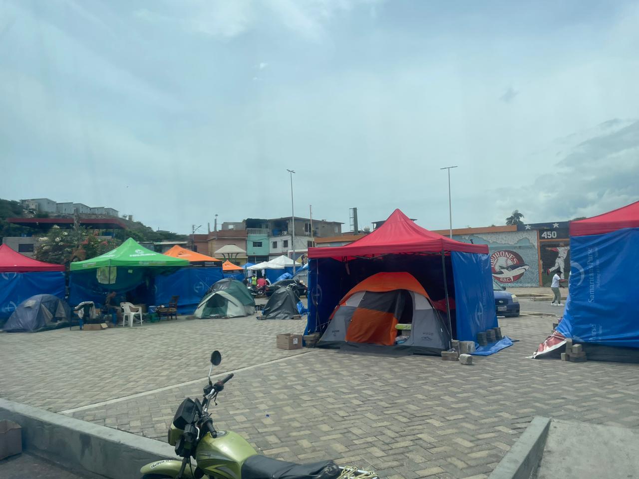 Familias se acogen en lonas debido a los estragos del terremoto en Venezuela
