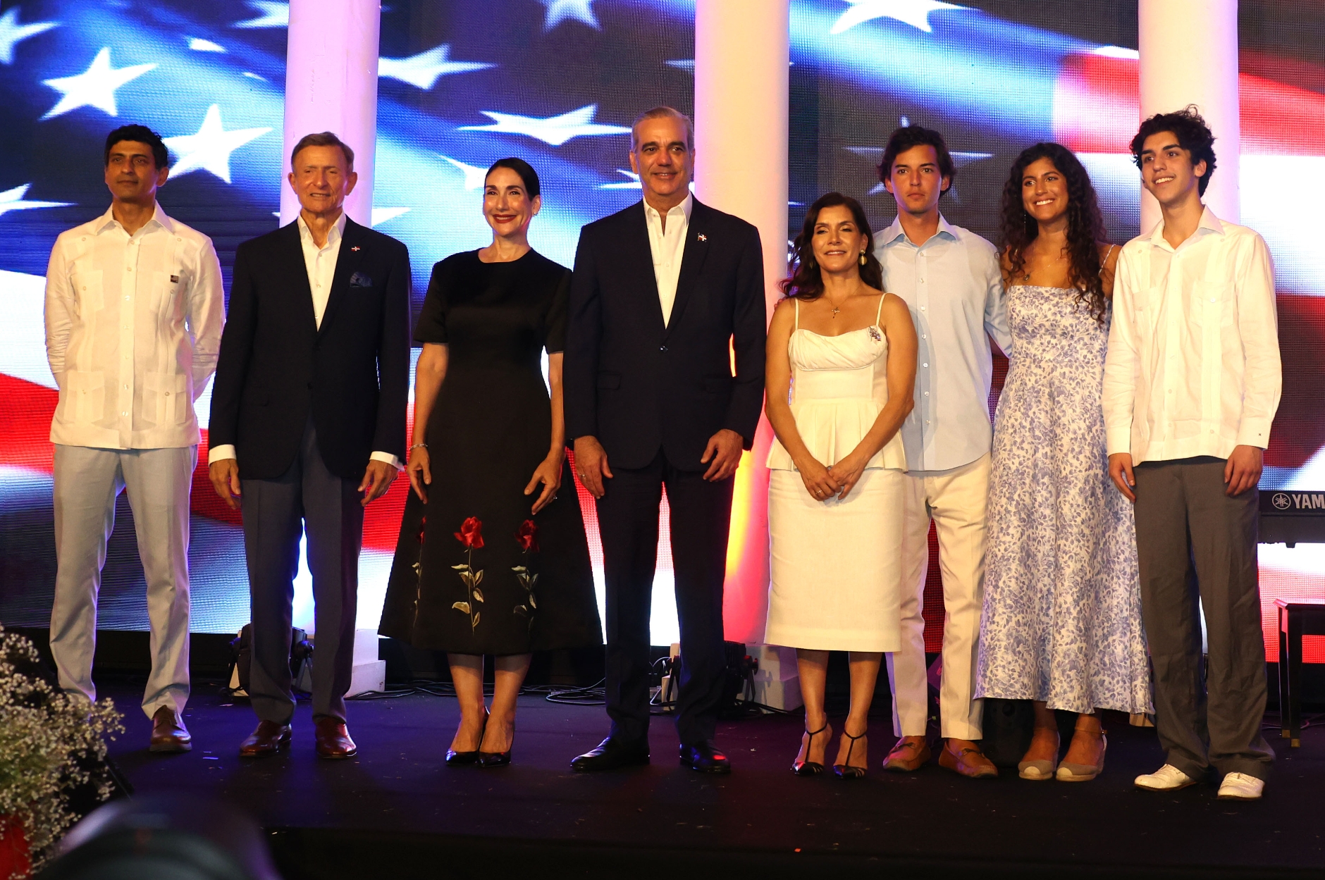 Ministro Consejero Prashant Hemadi, Ministro de Relaciones Exteriores Roberto Álvarez, Primera Dama Raquel Arbaaz, Presidente Luis Abinadar y Embajadora Leah Francis Campos
