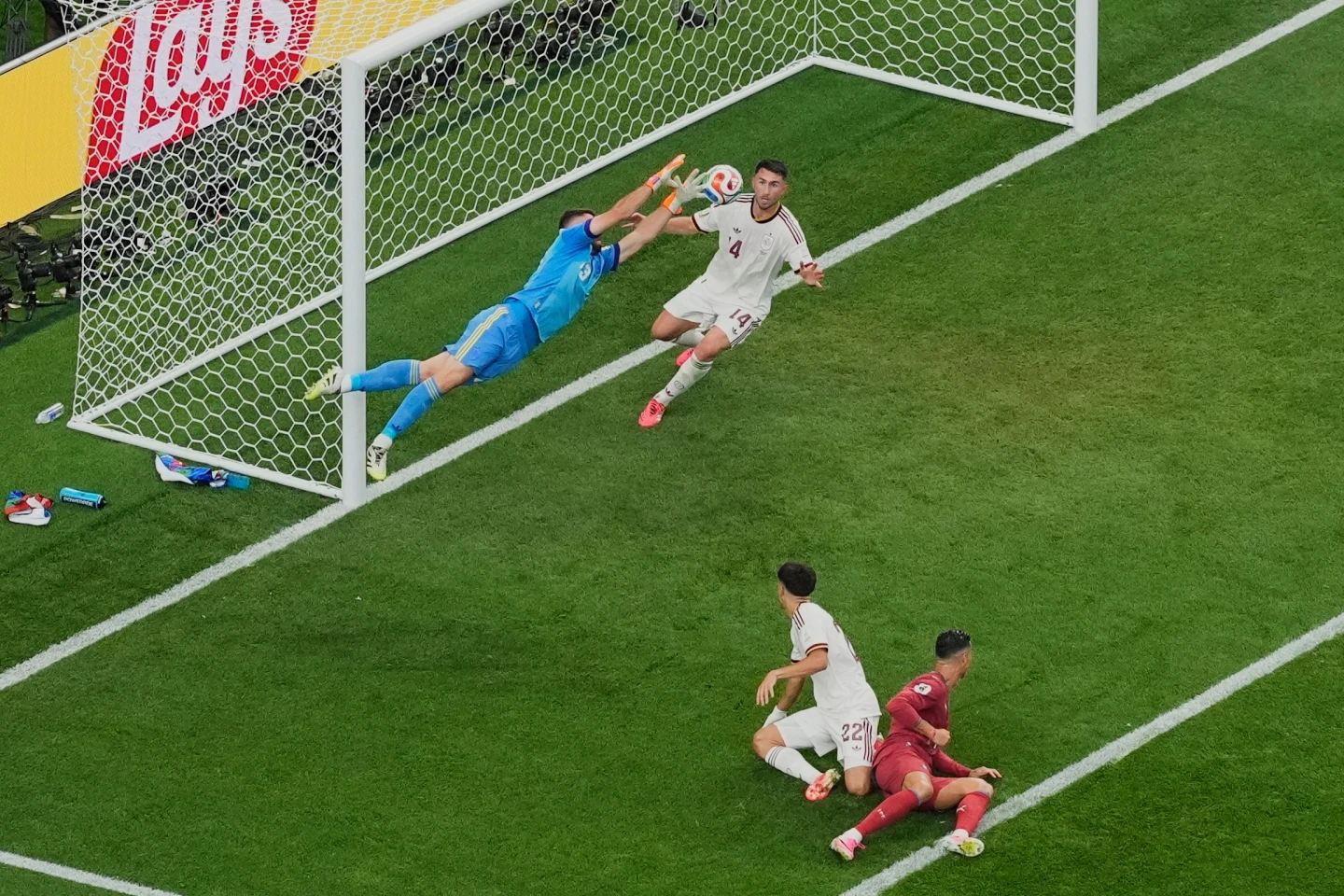 Unai Simón cubriendo la portería de España