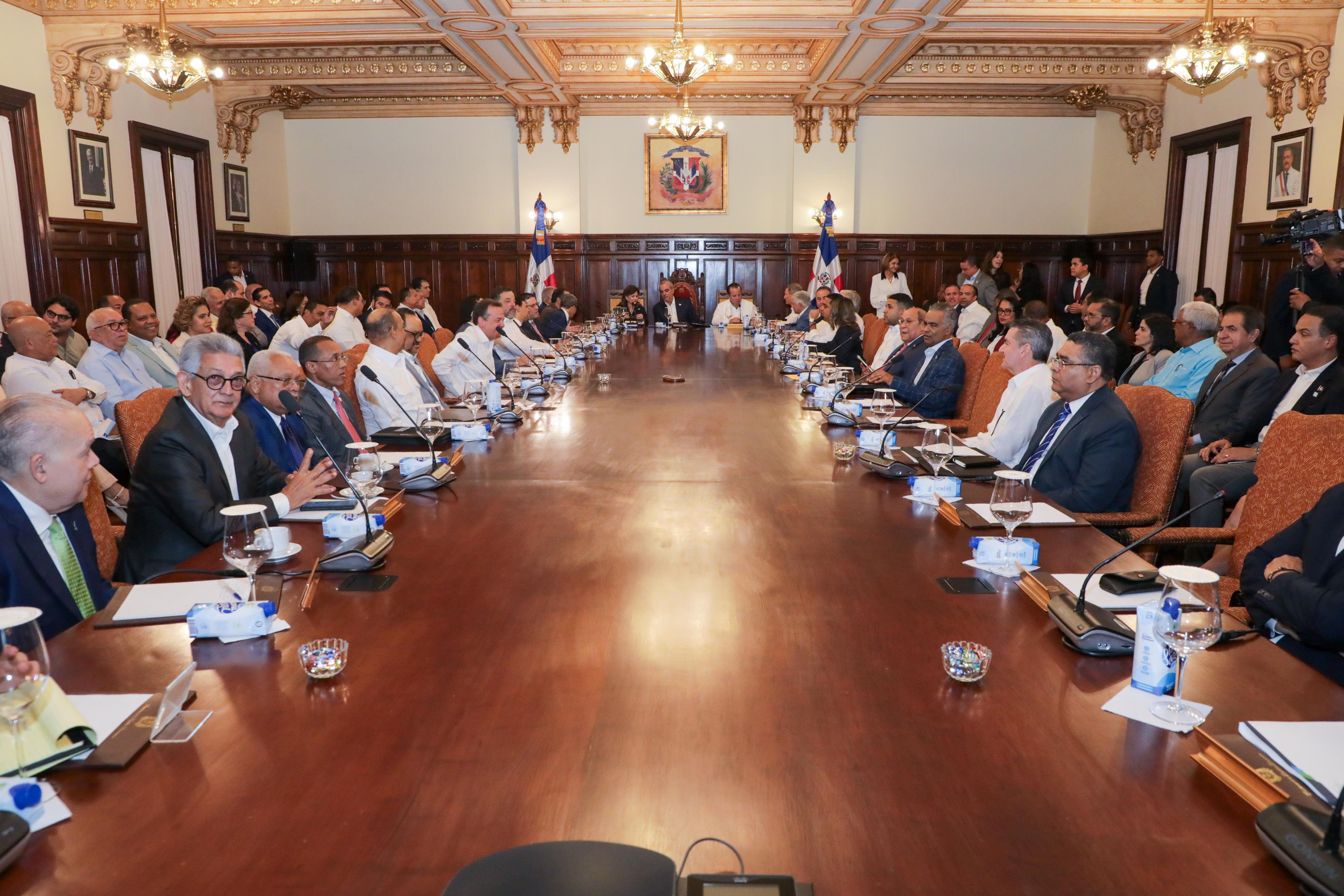 El Consejo de Gobierno estuvo encabezado por el presidente Luis Abinadar.