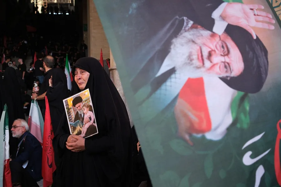 Una mujer asiste el domingo al funeral del asesinado líder supremo Ali Jamenei en la mezquita de Mosala en Teherán, Irán. EFE