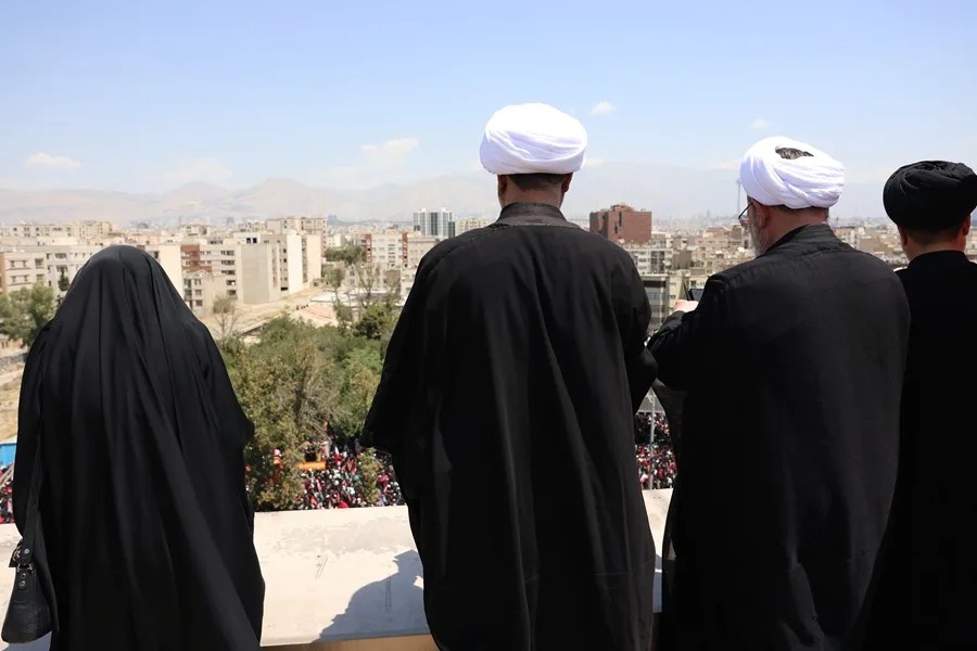 Unos iraníes observan la ceremonia funeraria del fallecido Líder Supremo de Irán, el ayatolá Ali Jamenei, desde la azotea de un edificio en Teherán, Irán, el 6 de julio de 2026. EFE/EPA/Abedin Taherkenarek