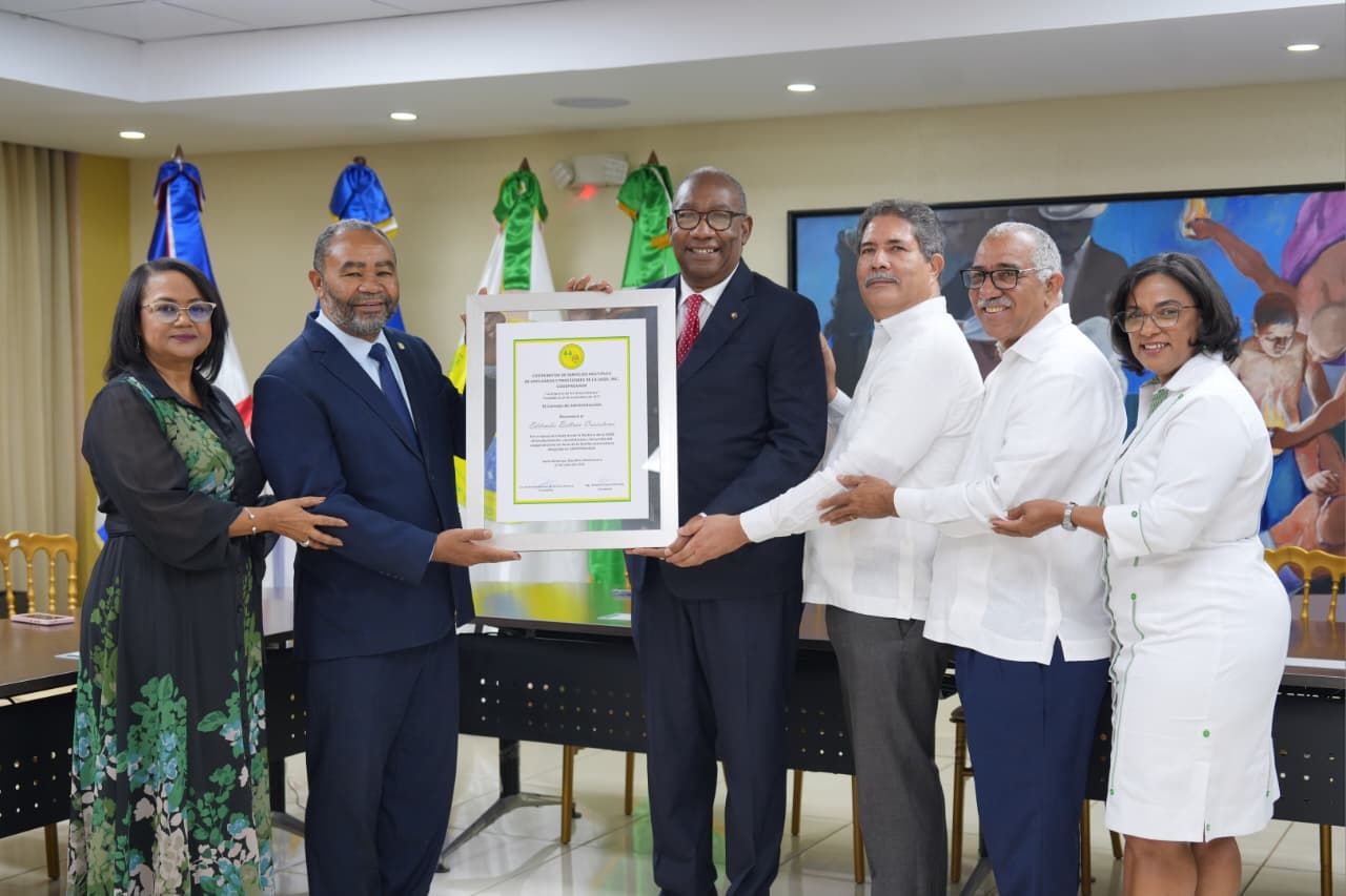 COOEPROUASD reconoce a la rectora Editrudis Beltrán por fortalecer el cooperativismo universitario
