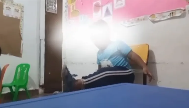 Los niños fueron atados con cinta, según deja ver un video publicado en redes sociales.