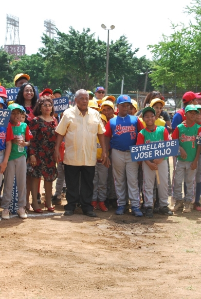 Luis Mercedes con atletas