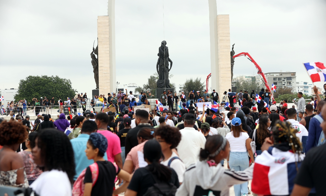 Decenas de personas se congregaron en la Plaza desde tempranas horas de la tarde.