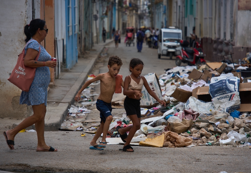 Entre otros males, Cuba sufre escasez de combustible.  AP