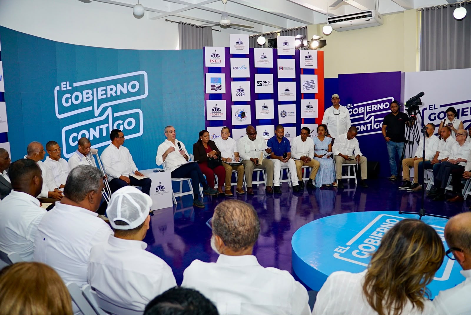 En este escenario, el jefe de Estado mantiene un contacto directo con los dominicanos.