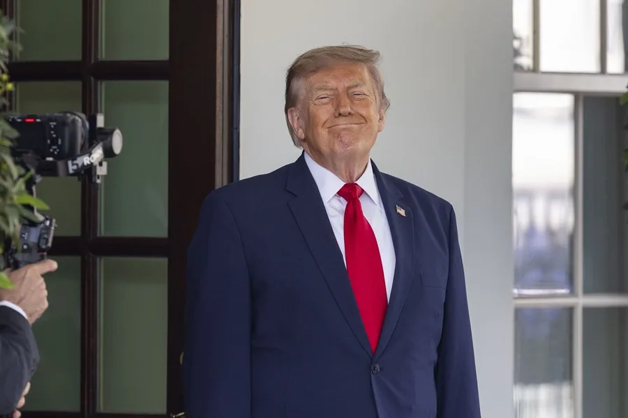 El presidente de Estados Unidos, Donald Trump, espera afuera de la Casa Blanca, este 14 de julio de 2026, en Washington. EFE/Jim Lo Scalzo/Pool