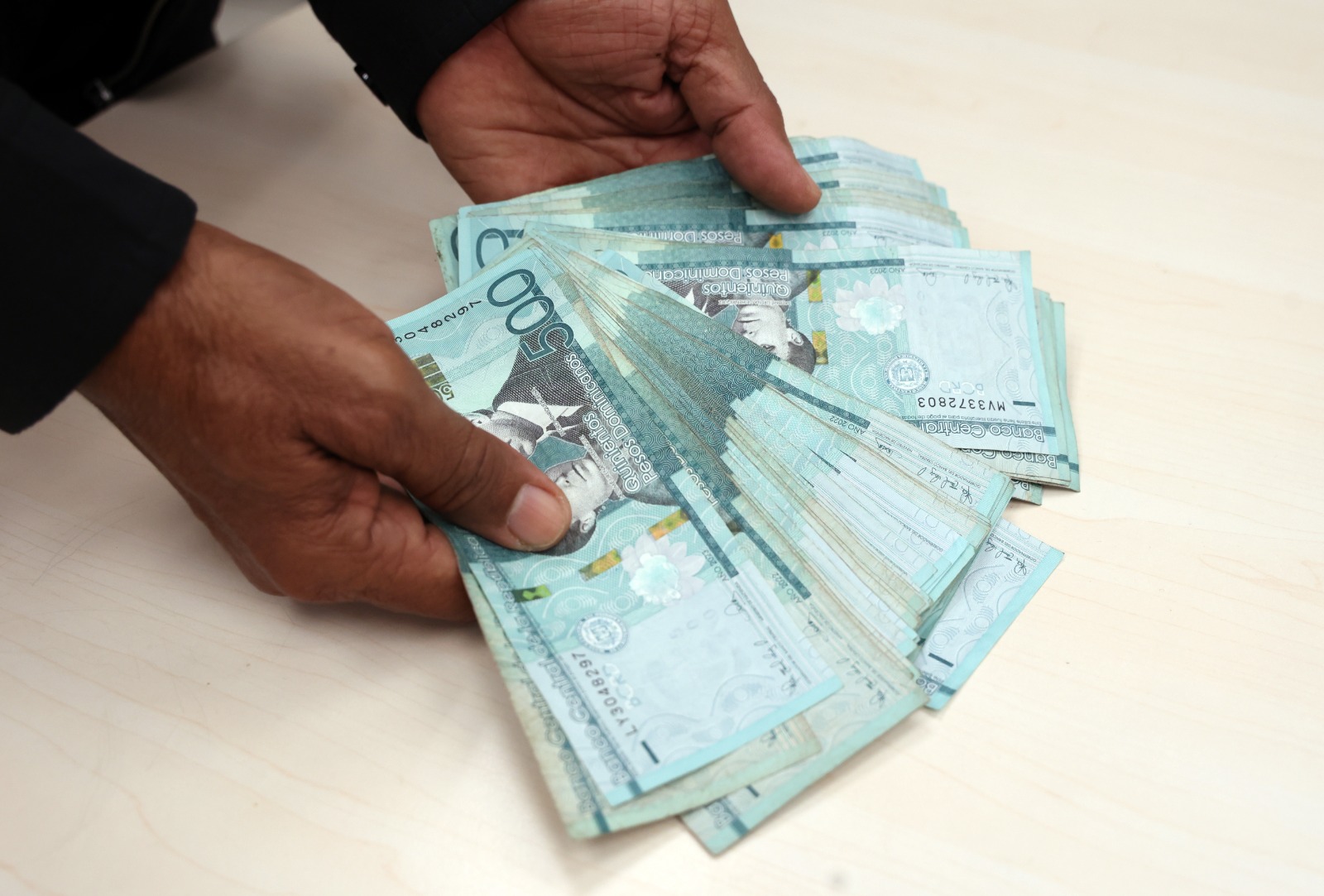 El efectivo  obtuvo mayor crecimiento, los billetes y monedas en poder del público pasó de RD$240,223.9 millones a RD$272,437.5 millones, un salto de 13.41% a mayo 2026