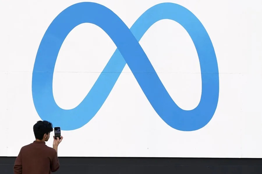 Foto de archivo de un hombre observando el logo de Meta. EFE/EPA/John G. Mabanglo