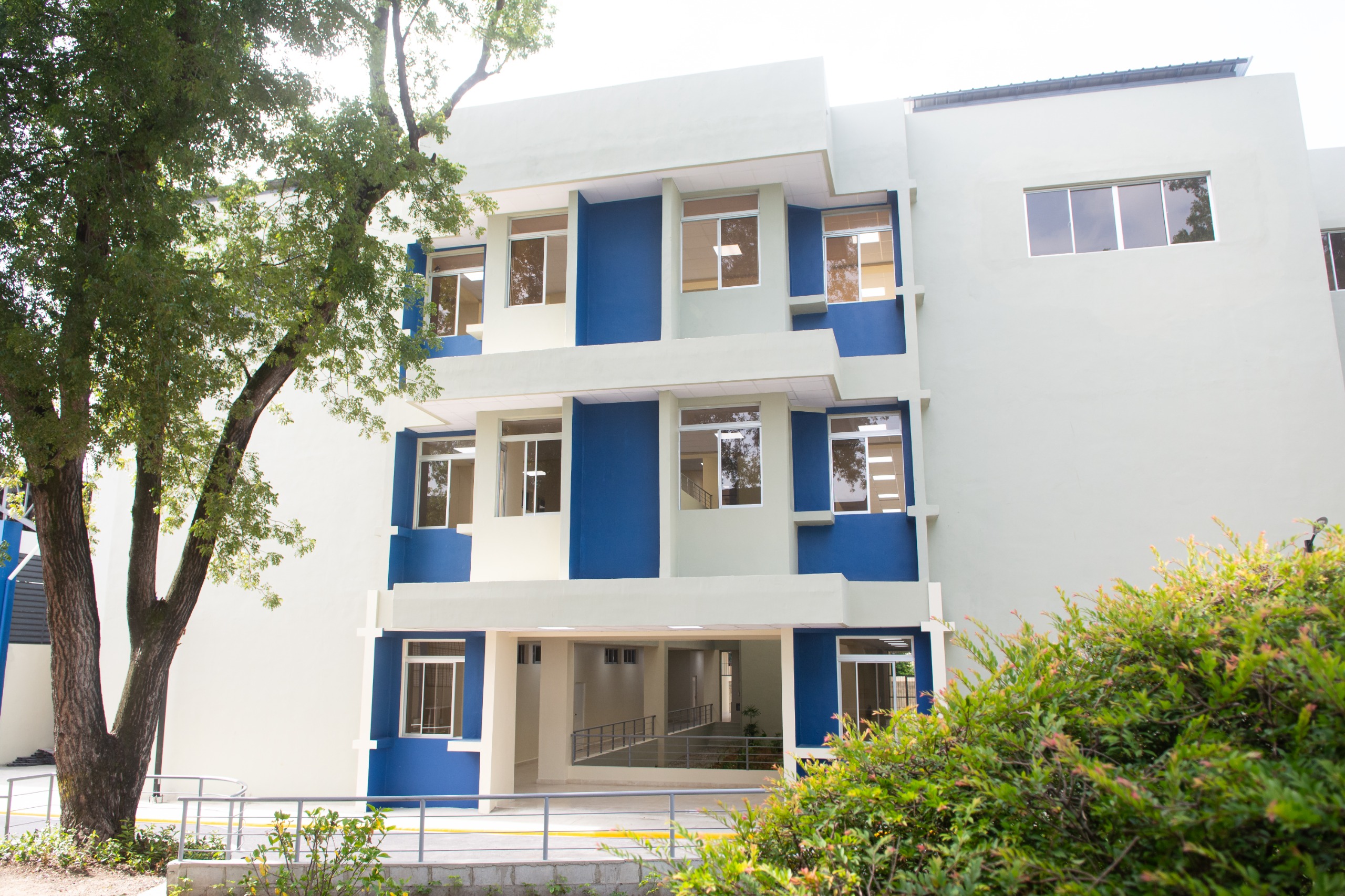 UASD inaugura edificio de posgrado en San Cristóbal con seis aulas y 10 laboratorios