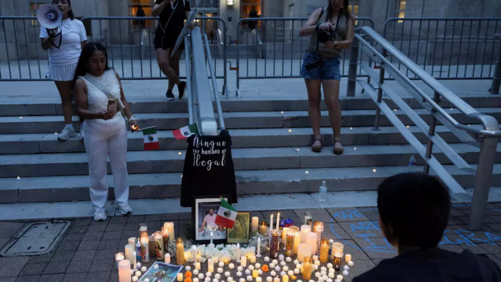 Personas se reúnen junto a un memorial improvisado durante una vigilia en honor del automovilista mexicano Lorenzo Salgado Araujo, quien murió tras recibir disparos de un agente del ICE durante una detención de su vehículo en Houston, Texas (Estados Unidos), el 12 de julio de 2026. REUTERS - Antranik Tavitian