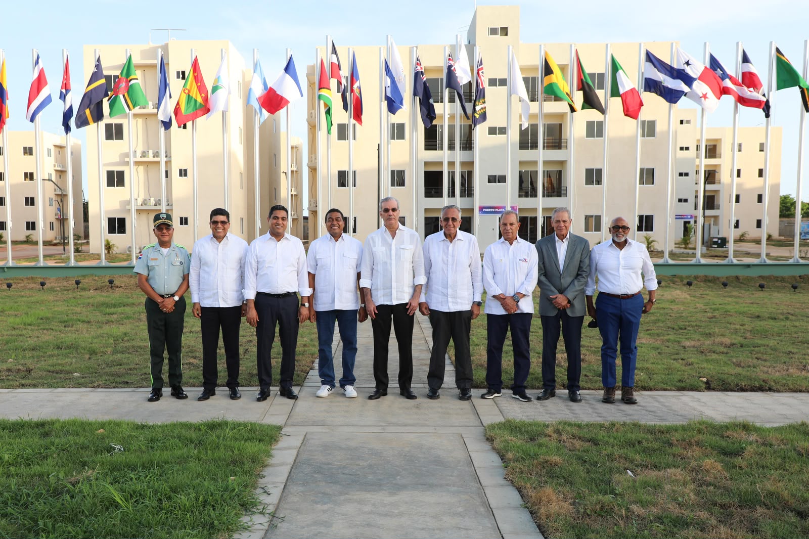 el presidente Luis Abinadar, Calvin Cruz, ministro del Deporte; Al acto inaugural asistieron José Monegro, Luisín Mejía y Garibaldi Bautista.