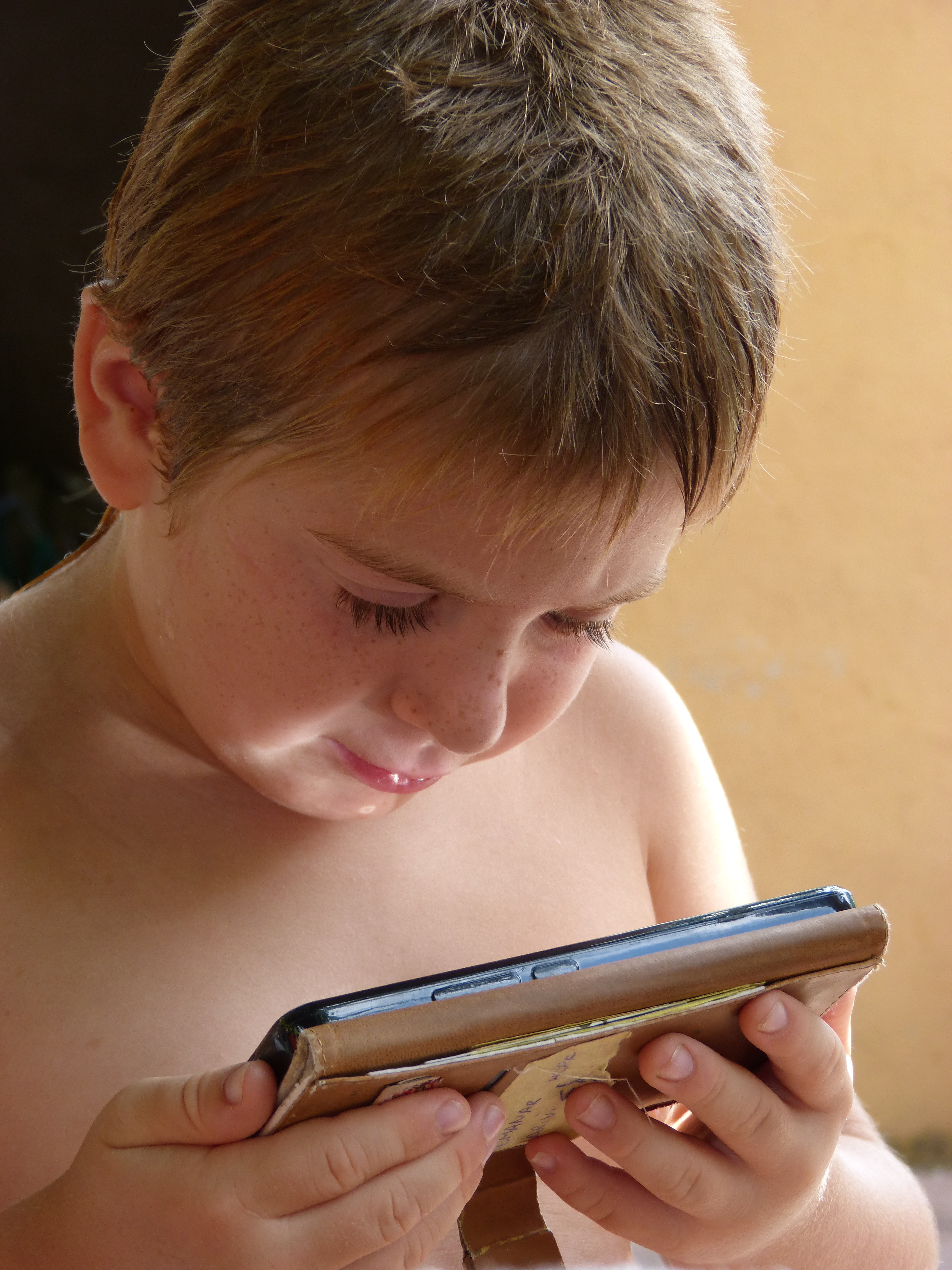 Niño con celular