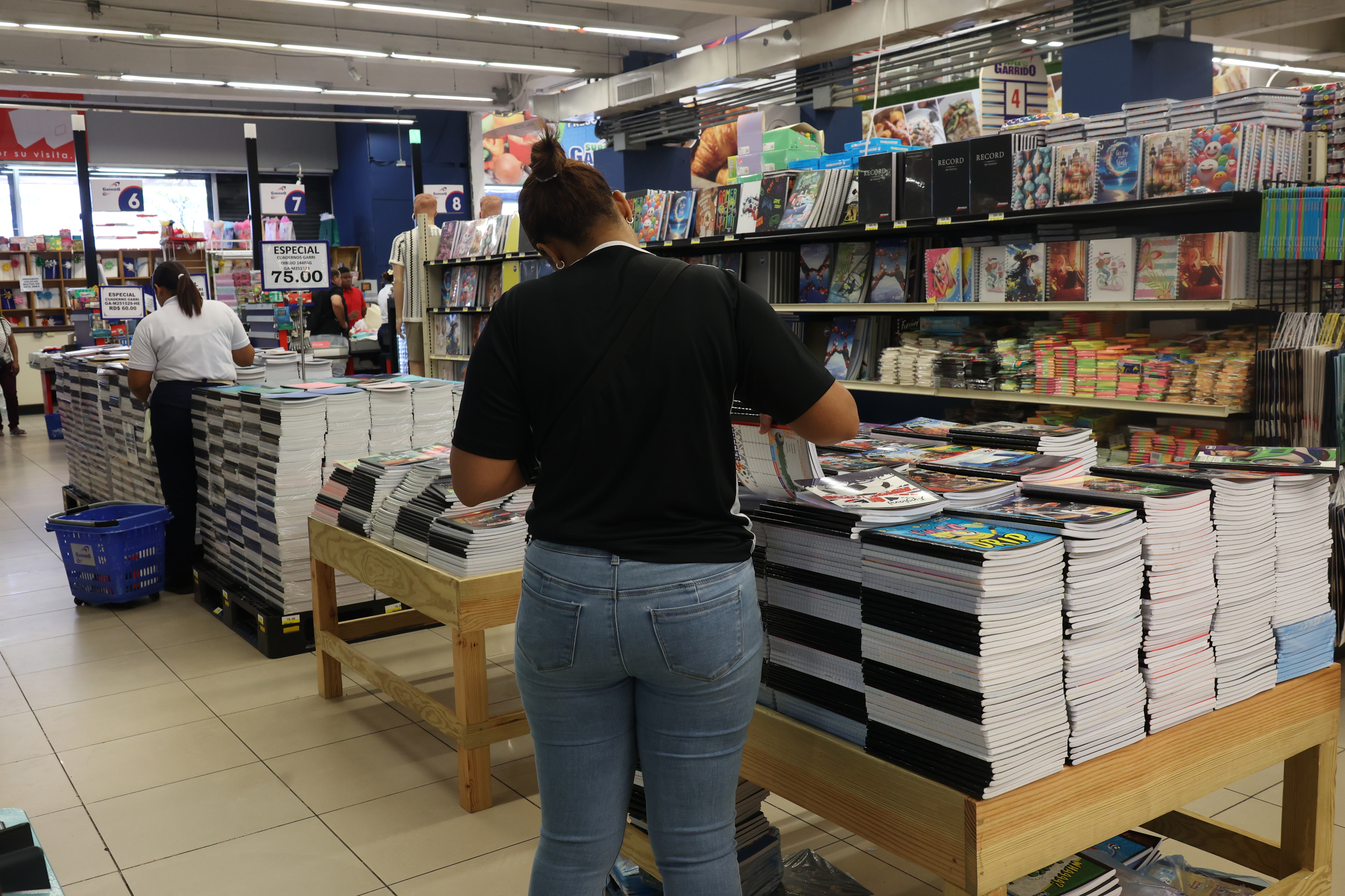Una madre revisa los precios de las mascotas