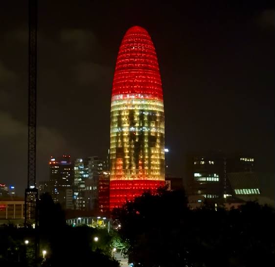 Video viral de Torre Glorias Iluminada 