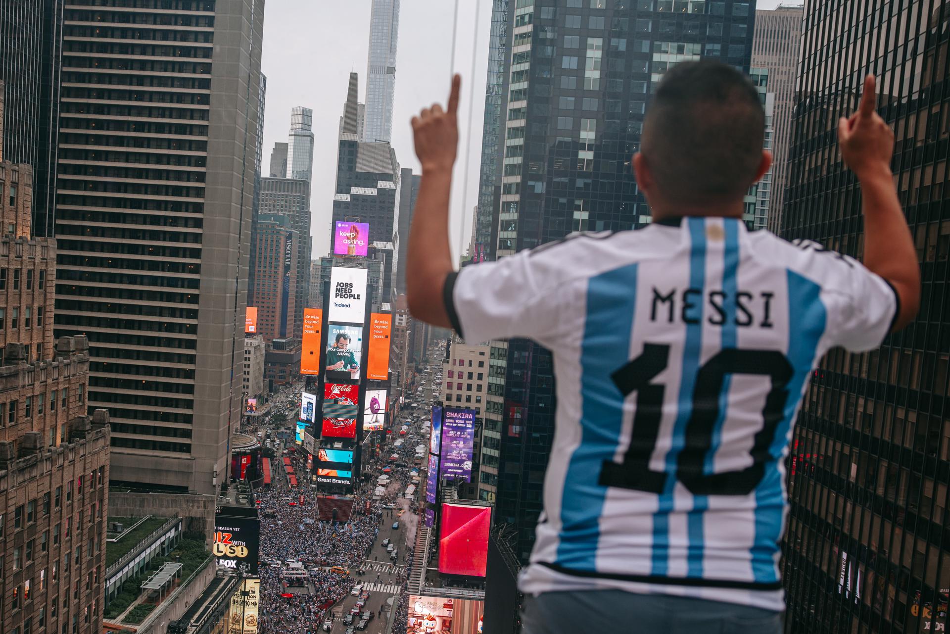 Un aficionado argentino luce su camiseta de Messi en Times Square, donde miles de seguidores de la Albiceleste se concentran en vísperas de la final del Mundial 2026, que juegan su selección y la de España este domingo. EFE/EPA/OLGA FEDOROVA