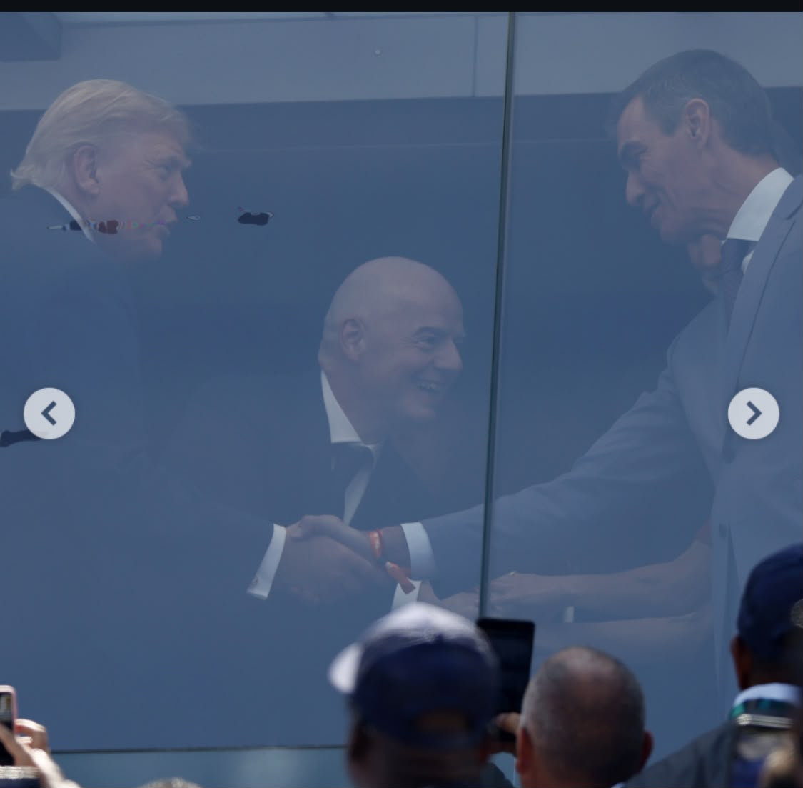 En el estadio Nueva York/Nueva Jersey, comúnmente conocido como MetLife, Trump estrechó la mano del rey español Sánchez, Felipe VI y la reina Letizia en el palco detrás de un cristal blindado al comienzo del partido.