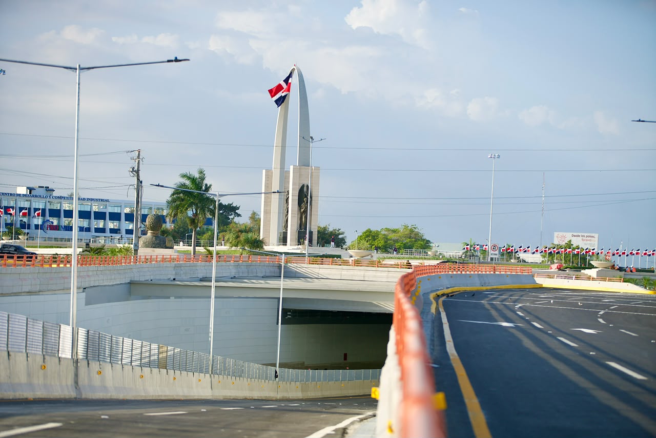 Luis Abinador inauguró túnel en la Plaza de la Bandera y cambió ruta de salida hacia el sur
