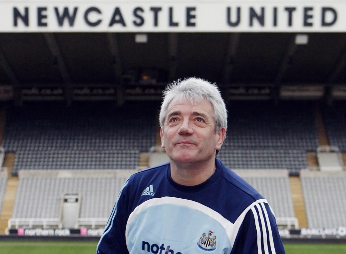 Foto del 18 de enero del 2007, el técnico del Newcastle Kevin Keegan posa para fotos tras hablar con la prensa. (Foto AP/Scott Heppell, Archivo)