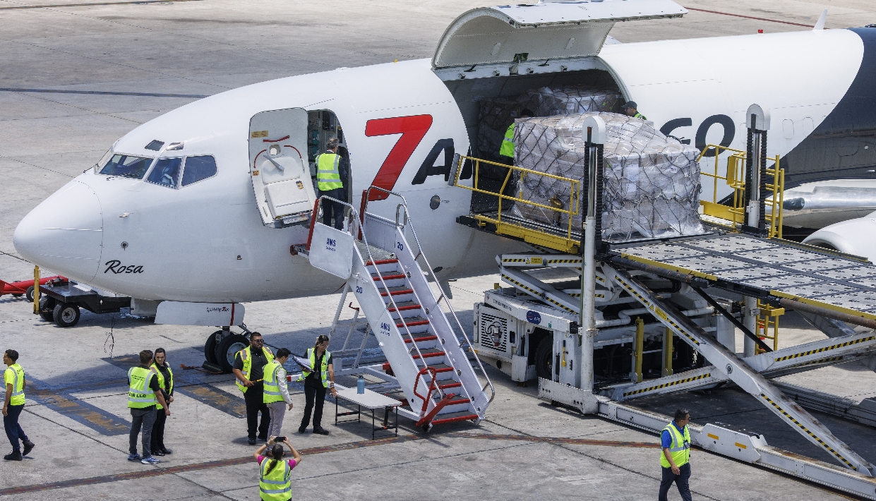 Trabajadores en Miami preparan la ayuda humanitaria que Estados Unidos envió ayer a Cuba. EFE