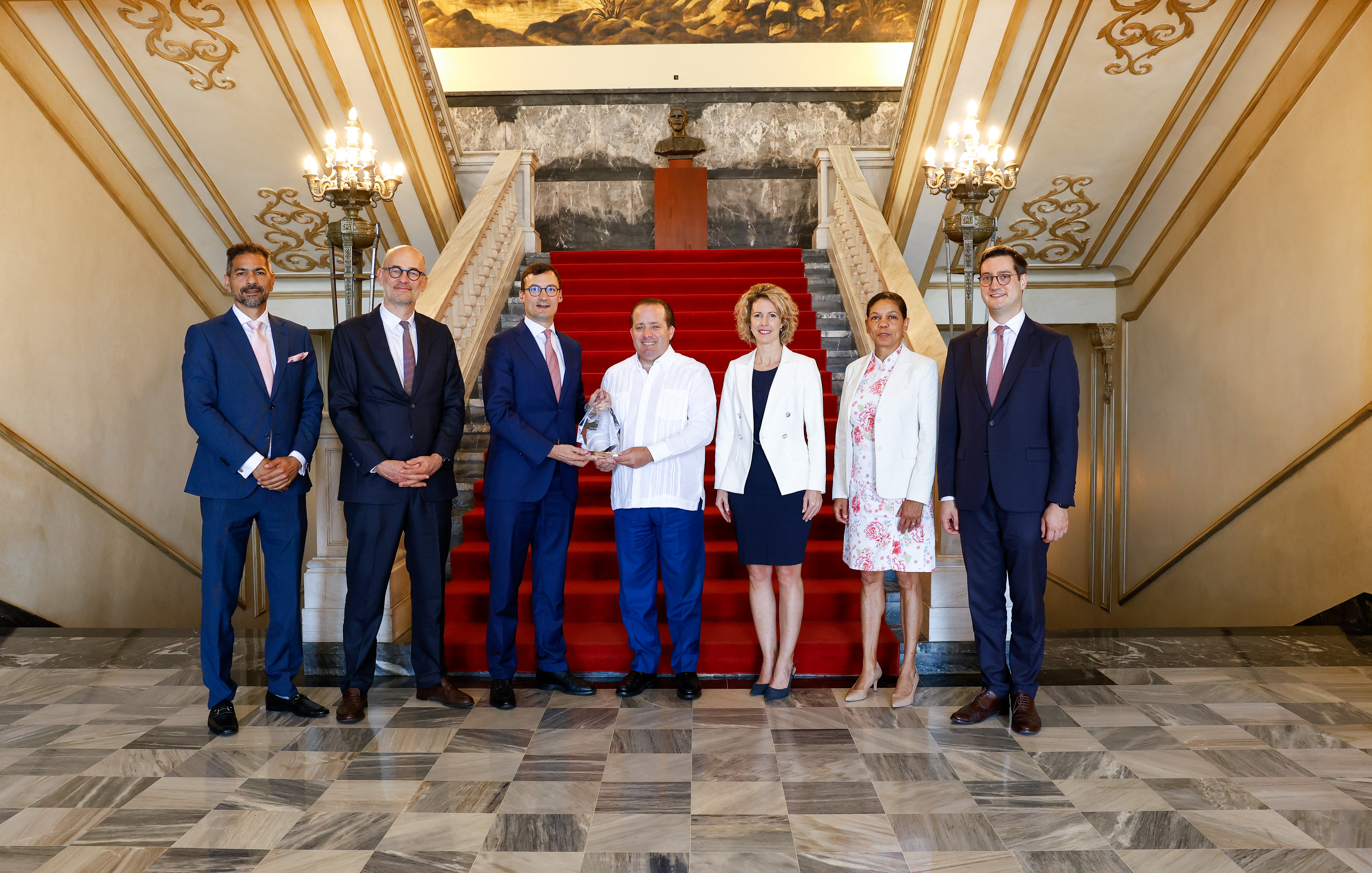 José Manrique, Laurent Cavrois, Remi Maumon de Longevialle, Paliza, Embajadora Barbry, Valérie Vesque-Jeancard y Cyril Girot.jpg