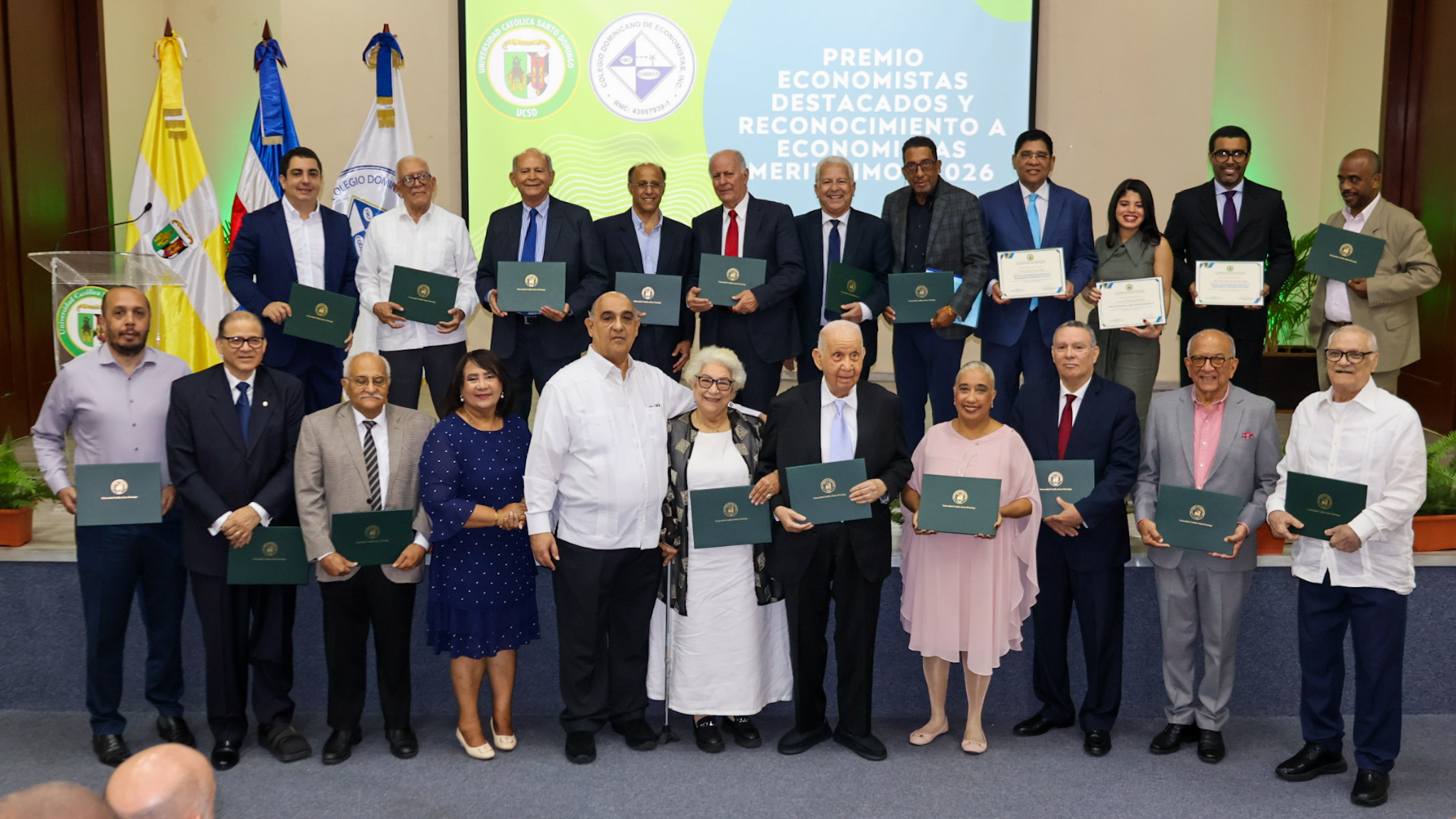 Profesionales reconocidos por su aporte a la sociedad desde la economía y la divulgación económica