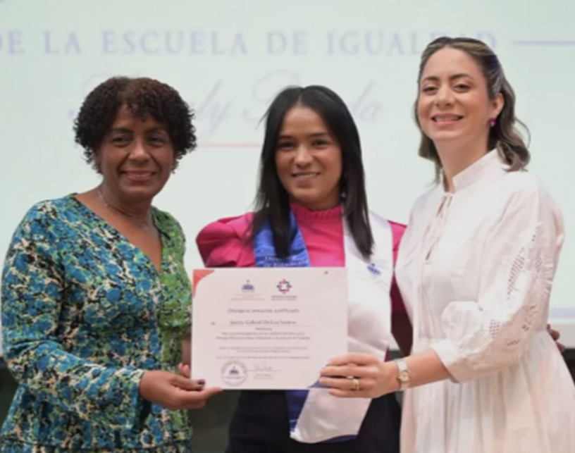 Gloria Reyes junto a parte de los graduados.