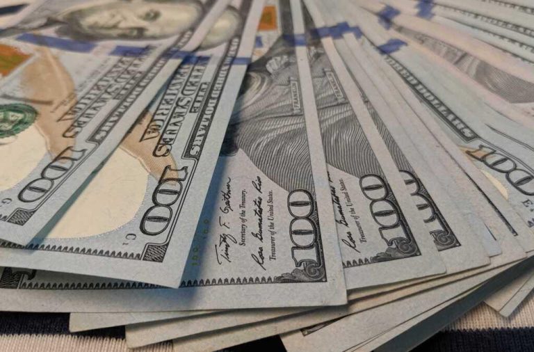 El cierre de hoy consolida una tendencia a la baja que se prolonga desde febrero y que ha llevado al dólar a perder terreno frente al peso dominicano de manera casi ininterrumpida durante los últimos cinco meses y medio.