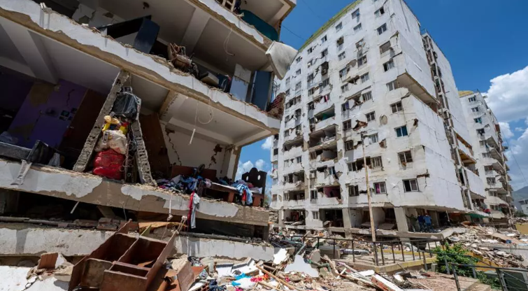 Escombros de un edificio que se derrumbó en Catia La Mar, en La Guaira, Venezuela. Foto del 1 de julio de 2026. Miguel Medina/Pool AFP via AP - Miguel Medina