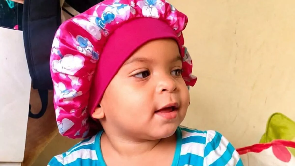 La niña fue llevada al hospital porque presentó varias complicaciones de salud.