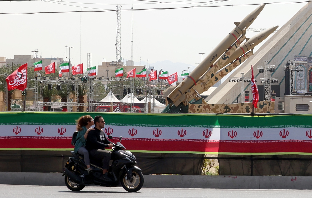 Misiles cercado con banderas en la Plaza Azadi en el centro de Teherán, Irán.  EFE