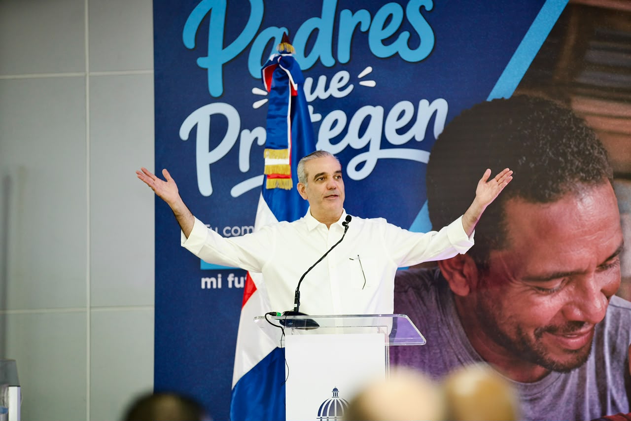 El mandatario encabezó un acto por el Día de los Padres