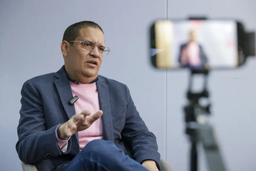 Miguel Ángel Rodríguez Moreno, uno de los ocho hijos de Miguel Rodríguez Orejuela, habla en una entrevista con EFE, en Bogotá. (Colombia). EFE/ Carlos Ortega