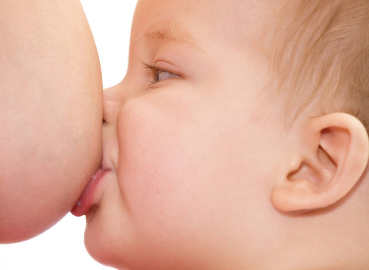 Amamantar además  reduce el riesgo de cáncer de mama.