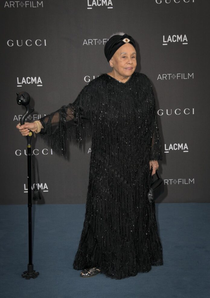 Fotografía de archivo del 02 de noviembre de 2019 que muestra a la artista estadounidense Betye Saar posando en la gala LACMA Art + Film en el Museo de Arte del Condado en Los Ángeles, California (EE.UU.). EFE/ Christian Monterrosa