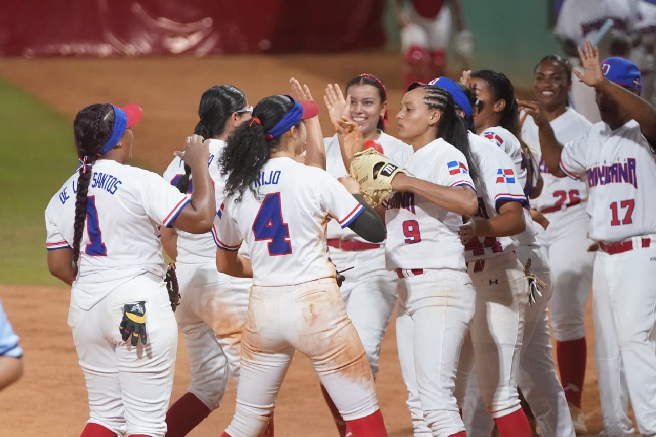 La selección de República Dominicana, con récord de 1-1, buscará esta noche una victoria frente a Guatemala que le asegure el segundo lugar del Grupo A y el boleto a la Súper Ronda del torneo de softbol femenino de los XXV Juegos Centroamericanos y del Caribe Santo Domingo 2026. (Prensa JCC-2026)
