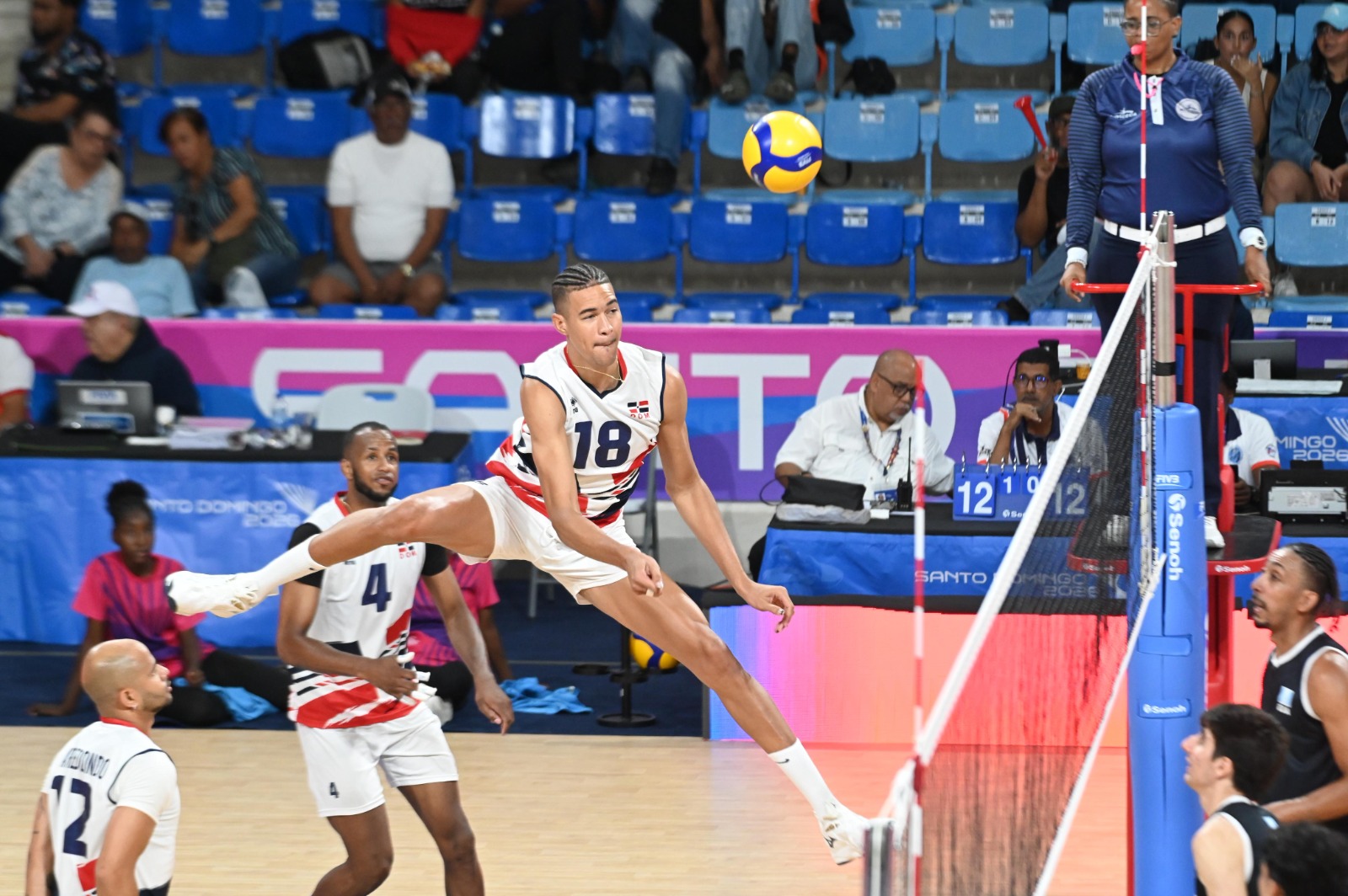 Ante la ausencia del opuesto Henry Tapia, Adrian Figueroa asumió el rol protagónico con efectividad, liderando la ofensiva quisqueyana con 25 puntos.