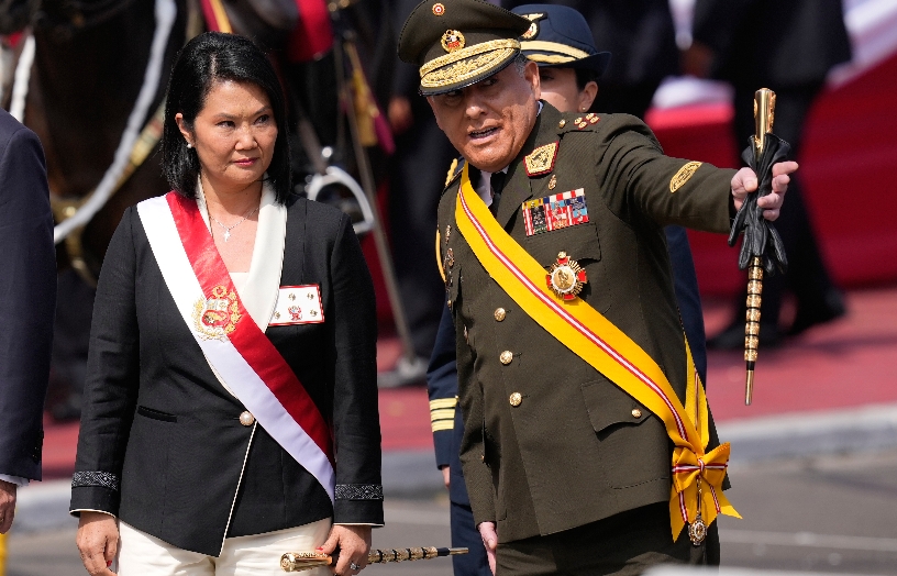 Keiko Fujimori junto al Jefe de las Fuerzas Armadas.  AP