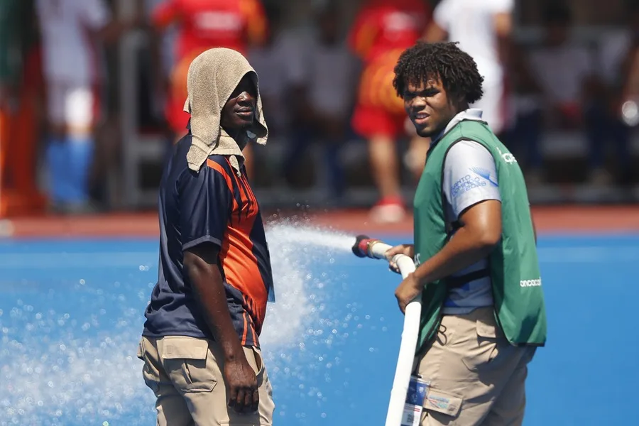 Personas mojan una cancha durante los XXV Juegos Centroamericanos y del Caribe en Santo Domingo (República Dominicana). EFE/ Rodrigo Sura