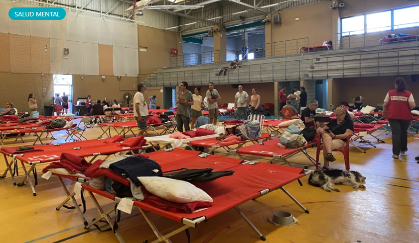 Vecinos desalojados de localidades próximas en el polideportivo de Villa del Prado. EFE/Sol Carreras