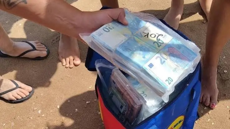 Lanzan al mar 665.000 euros en fajos de billetes desde una lancha en el sur de Sicilia