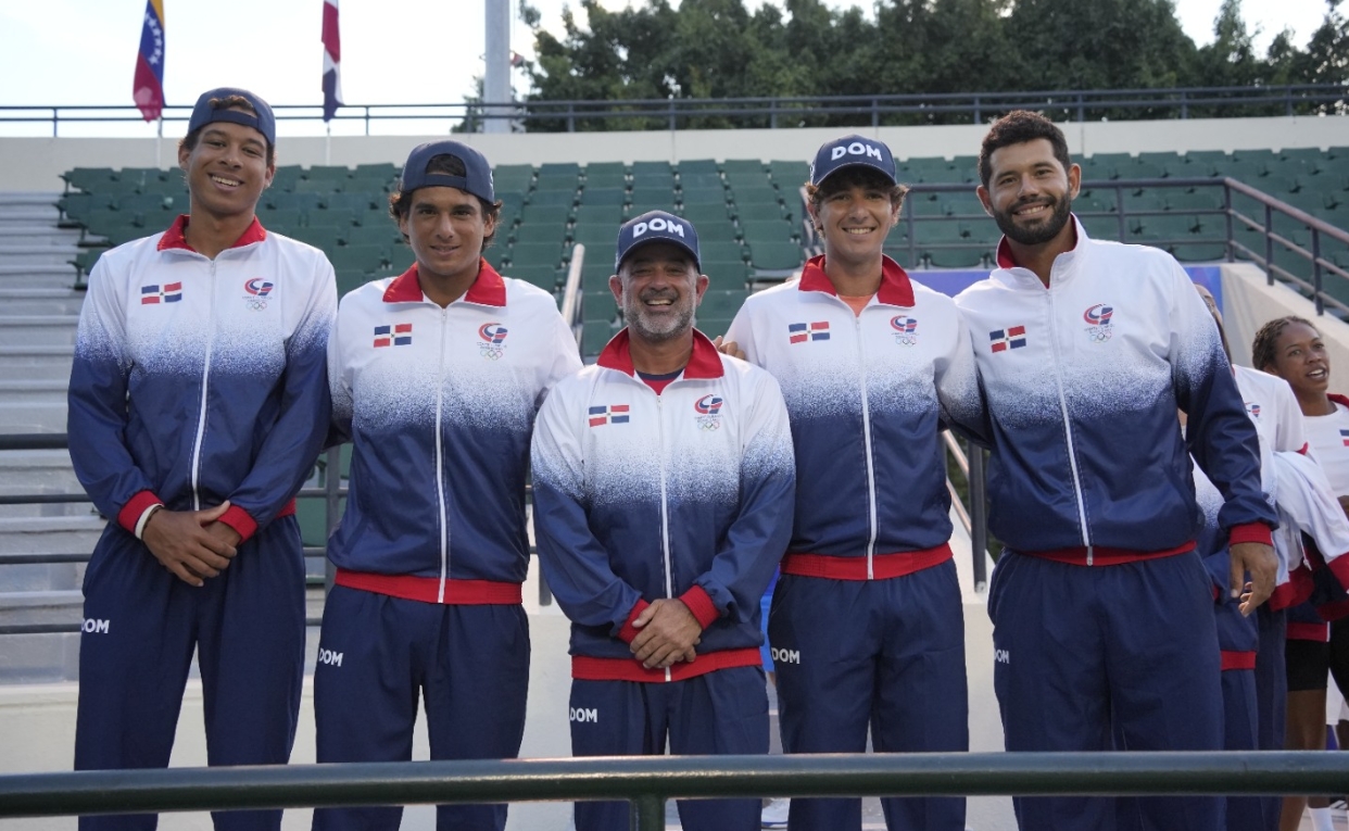 Los integrantes del equipo de Tenis que ganó oro en el Parque del Este.
