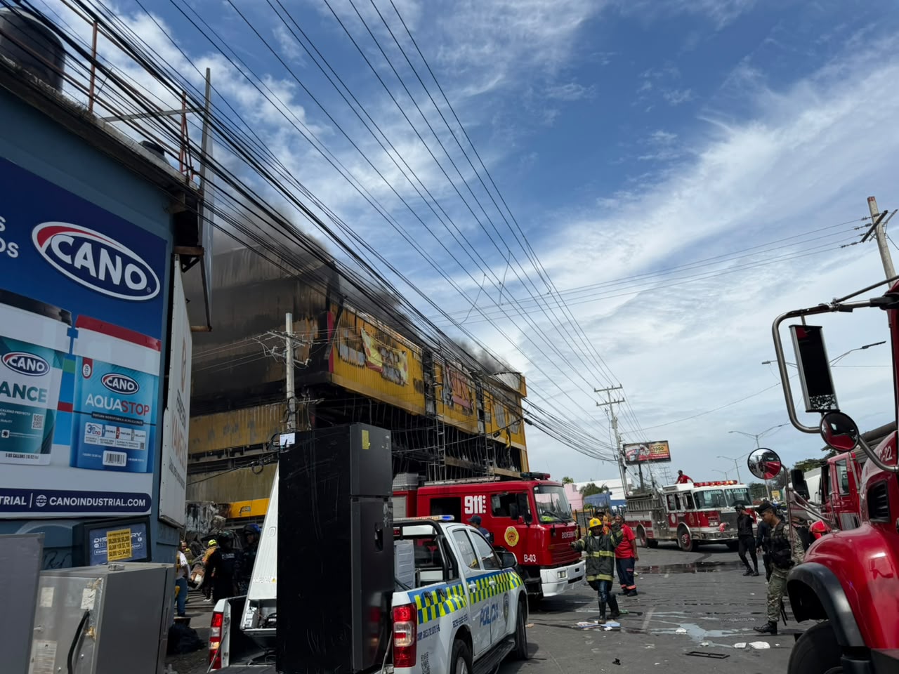 Continúa incendio en L&R Comercial de Las Américas; curiosos intentan sacar electrodomésticos
