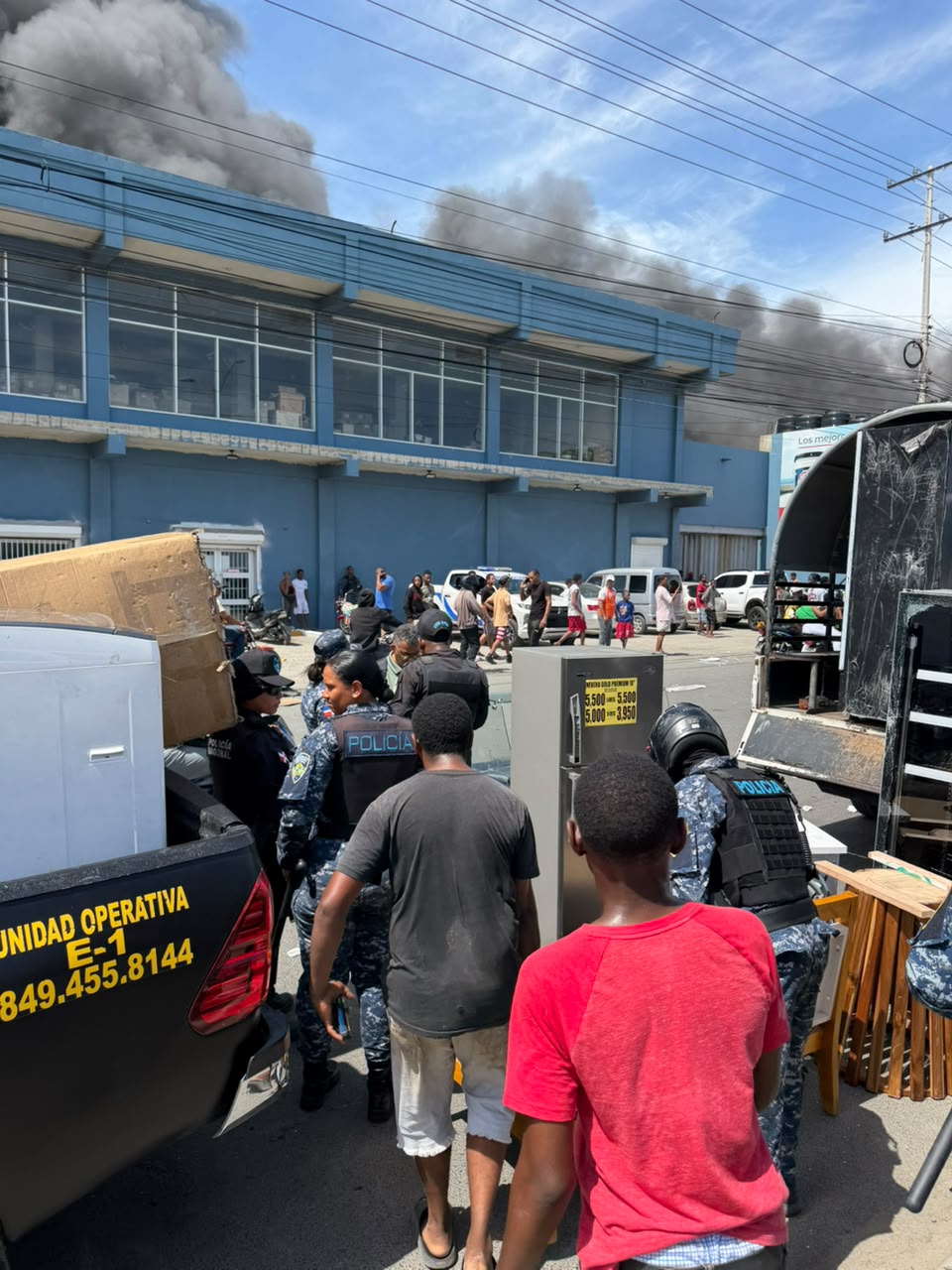 Varias unidades del Cuerpo de Bomberos trabajan en el lugar para sofocar las llamas, mientras ambulancias permanecen en la zona como medida preventiva