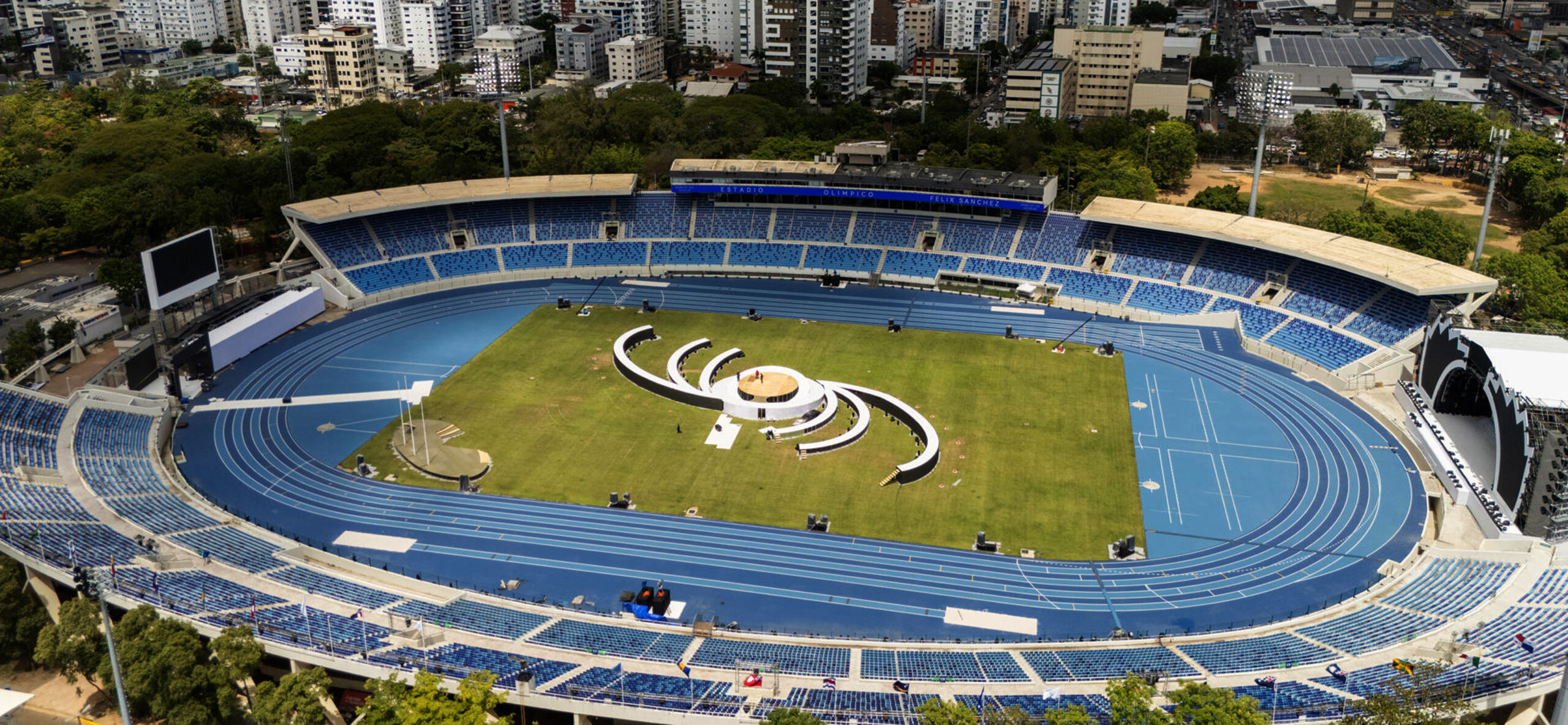 AME1800. SANTO DOMINGO (REPÚBLICA DOMINICANA), 21/07/2026.- Fotografía aérea que muestra el estadio olímpico Félix Sánchez, en el Centro Olímpico Juan Pablo Duarte este martes, en Santo Domingo (República Dominicana). La República Dominicana acelera los preparativos para los XXV Juegos Centroamericanos y del Caribe Santo Domingo 2026 con la adecuación de instalaciones y la coordinación de los operativos de seguridad, transporte y logística para recibir a los más de 5.000 deportistas. EFE/ Grupo XP3